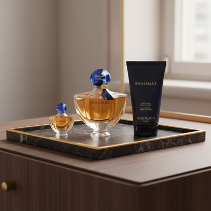 Guerlain Shalimar Gift Set — lifestyle sur plateau de coiffeuse