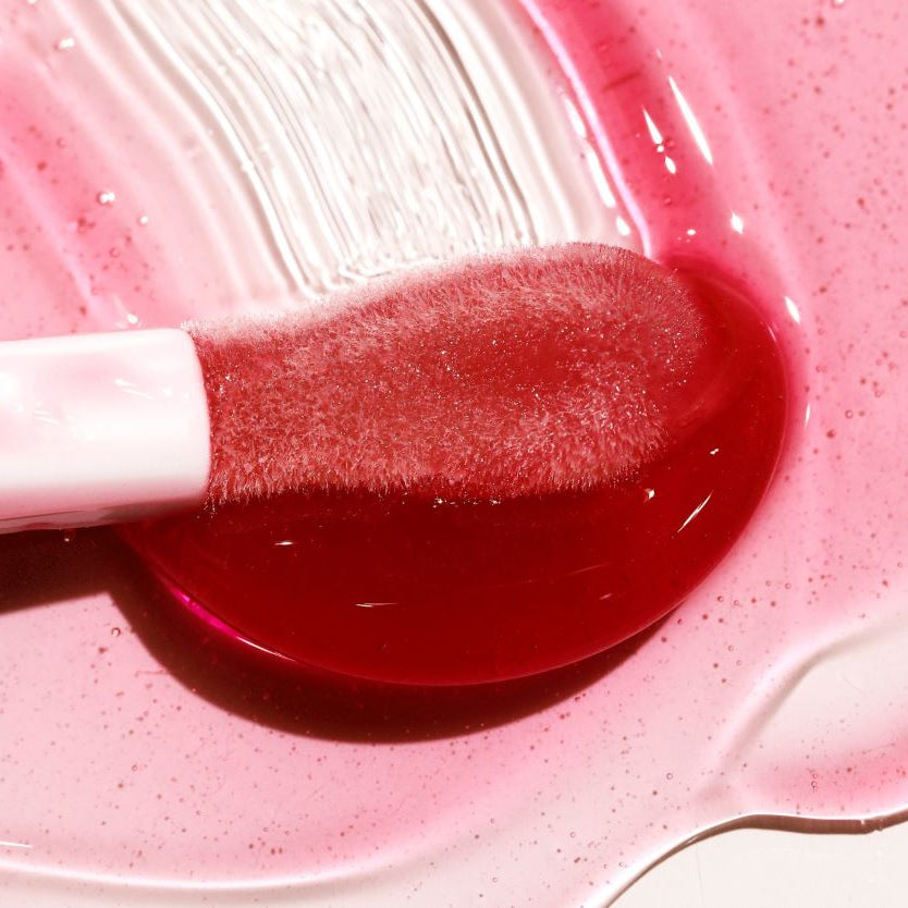 Red makeup brush浸没在粉色液体中